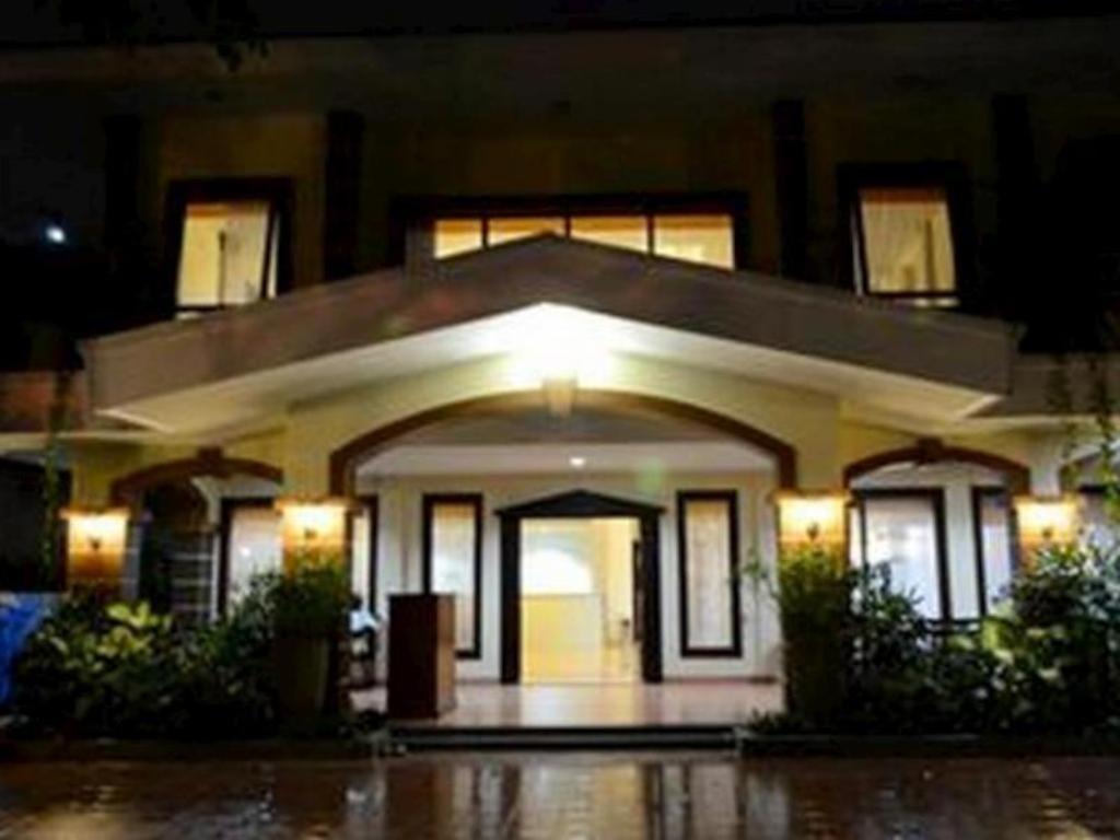 Grand Sumatera Hotel Surabaya Buitenkant foto