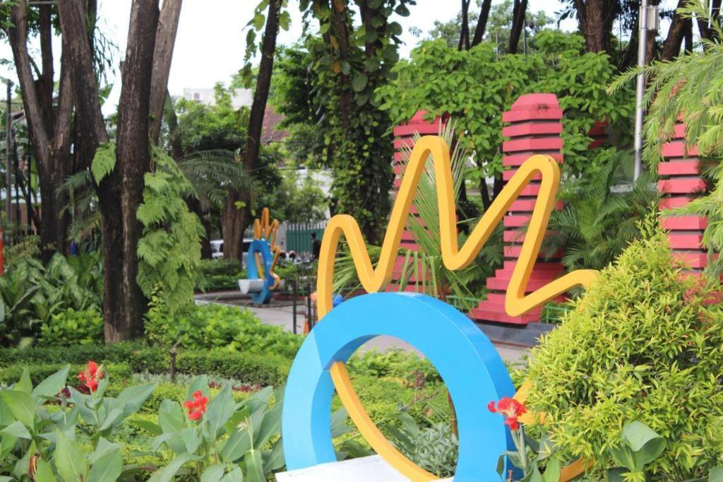 Grand Sumatera Hotel Surabaya Buitenkant foto