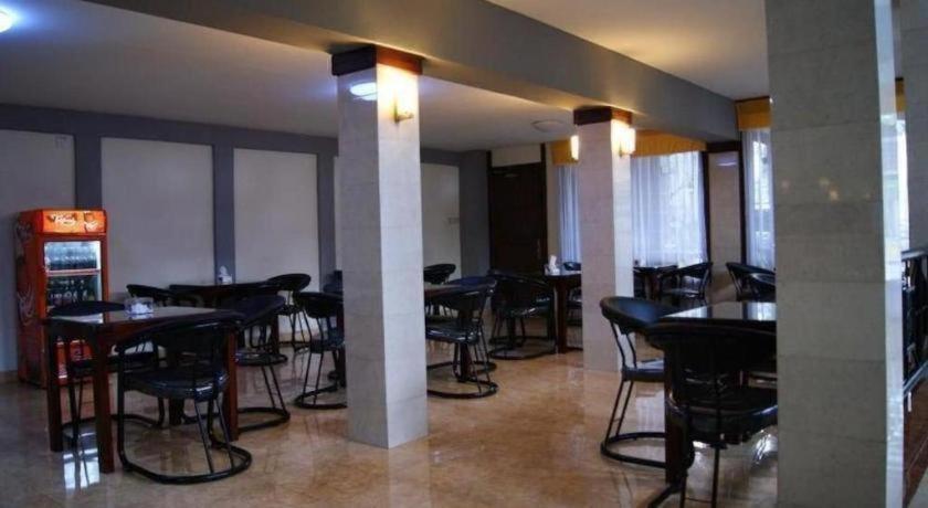 Grand Sumatera Hotel Surabaya Buitenkant foto