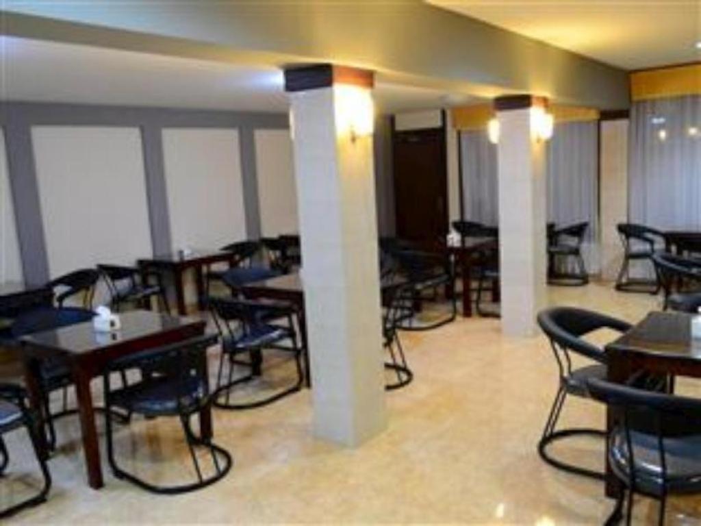Grand Sumatera Hotel Surabaya Buitenkant foto