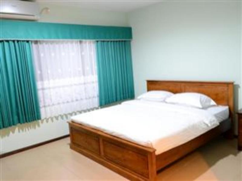 Grand Sumatera Hotel Surabaya Buitenkant foto