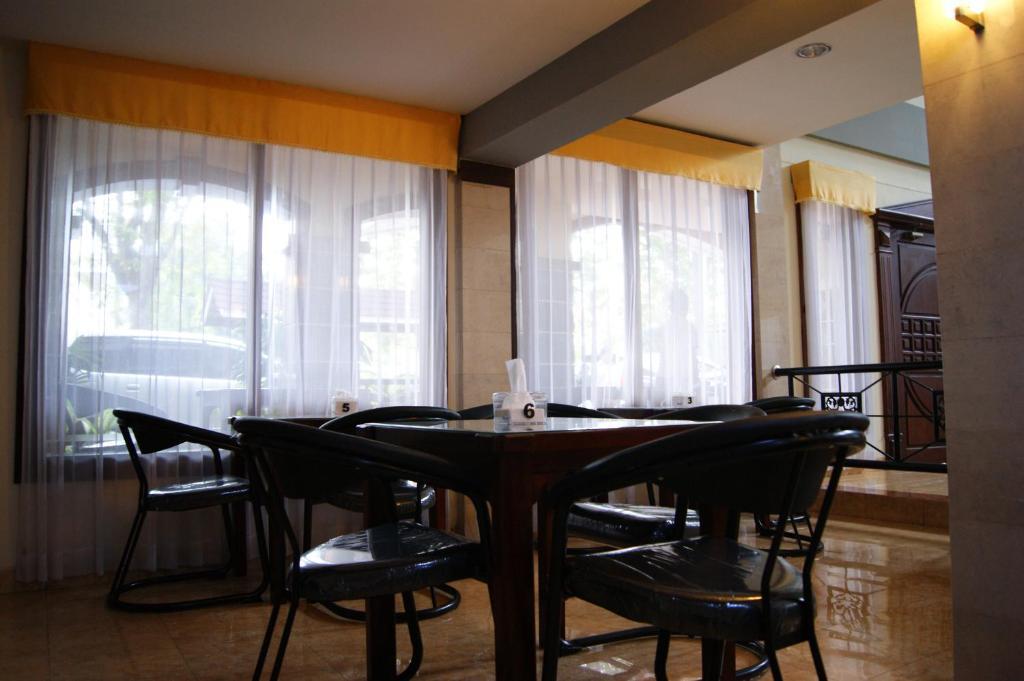 Grand Sumatera Hotel Surabaya Buitenkant foto