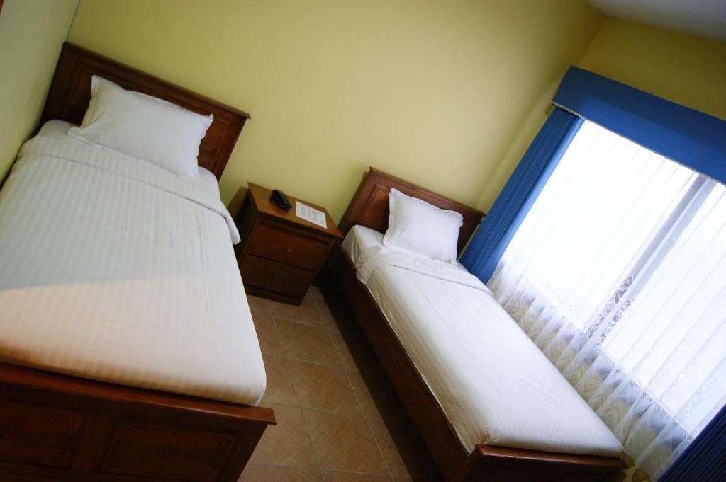 Grand Sumatera Hotel Surabaya Buitenkant foto