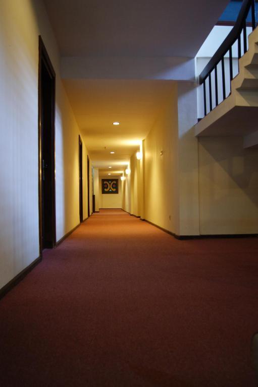 Grand Sumatera Hotel Surabaya Buitenkant foto