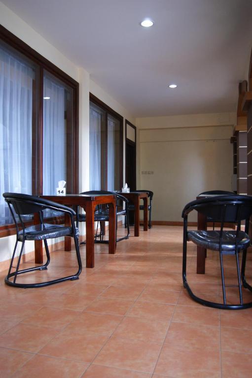 Grand Sumatera Hotel Surabaya Buitenkant foto